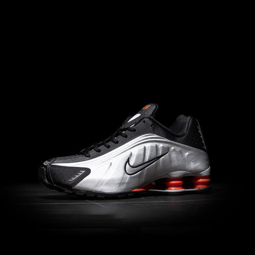 NIKE SHOX R4 Quickstrike